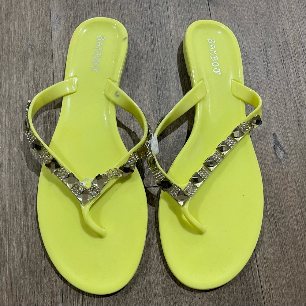 NWOT Size 8 yellow Bamboo flip flops
